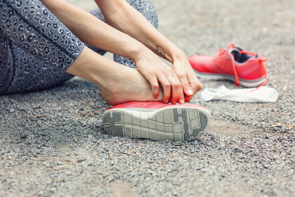How do you know if your toe is fractured or broken?