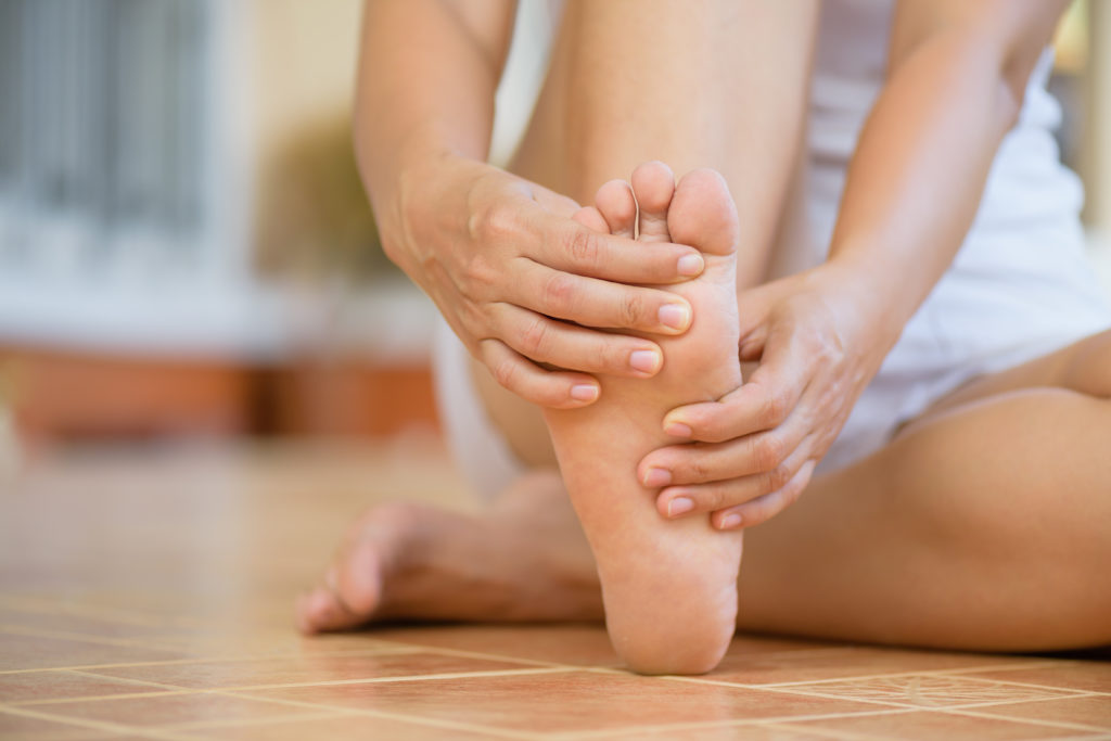 What causes claw toes and hammertoes?